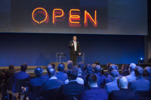 speaker-in-suit-leading-corporate-meeting-event