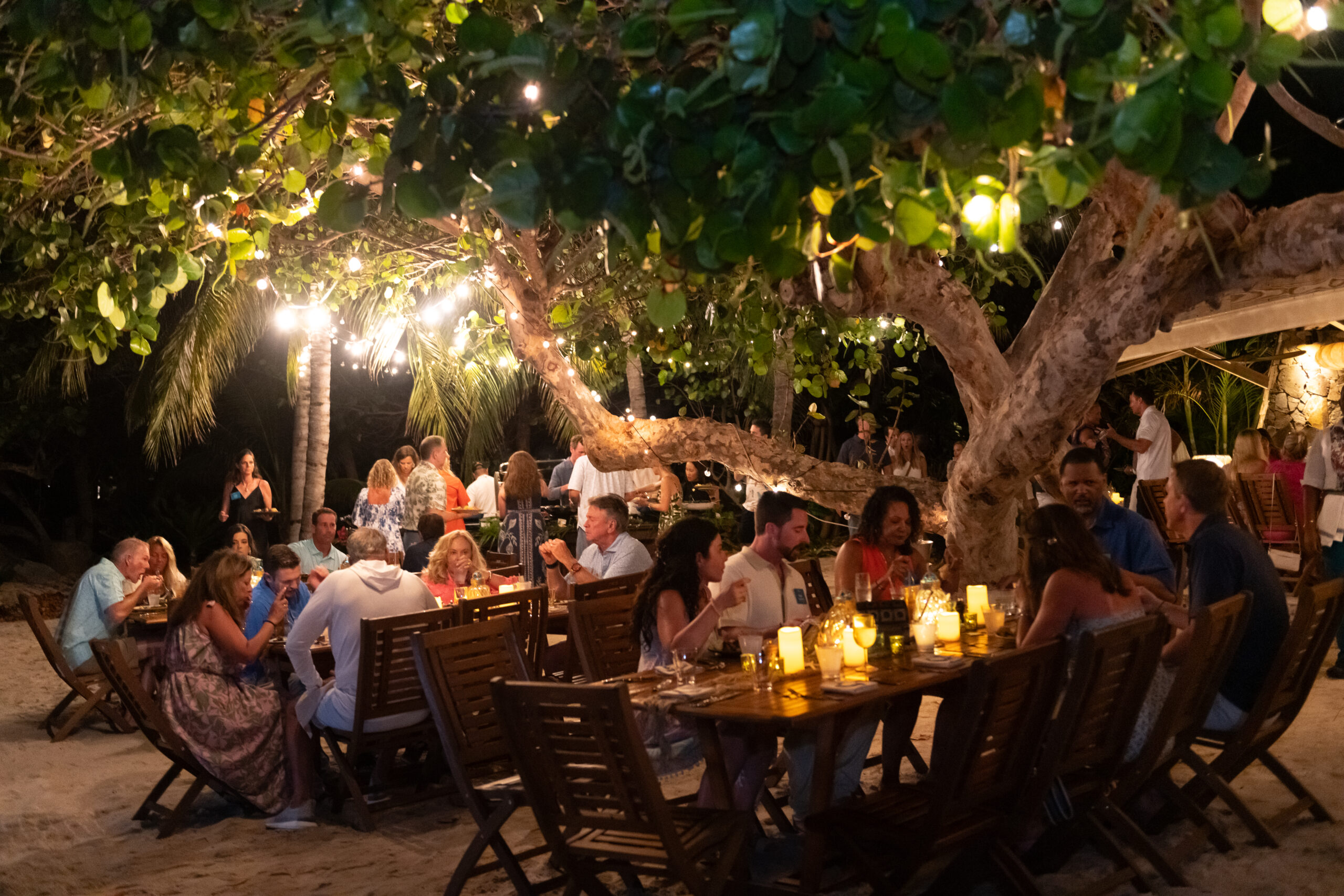 festive-dinner-in-Virgin-Gorda-for-an-incentive-trip